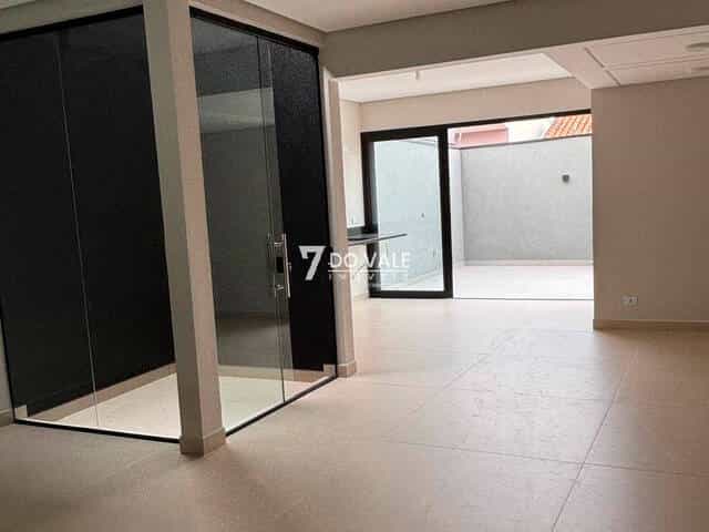 Foto 1 de Sobrado Novo | Villa Branca | 3 Dorm | 1 Suíte | 174 m² | Quintal amplo