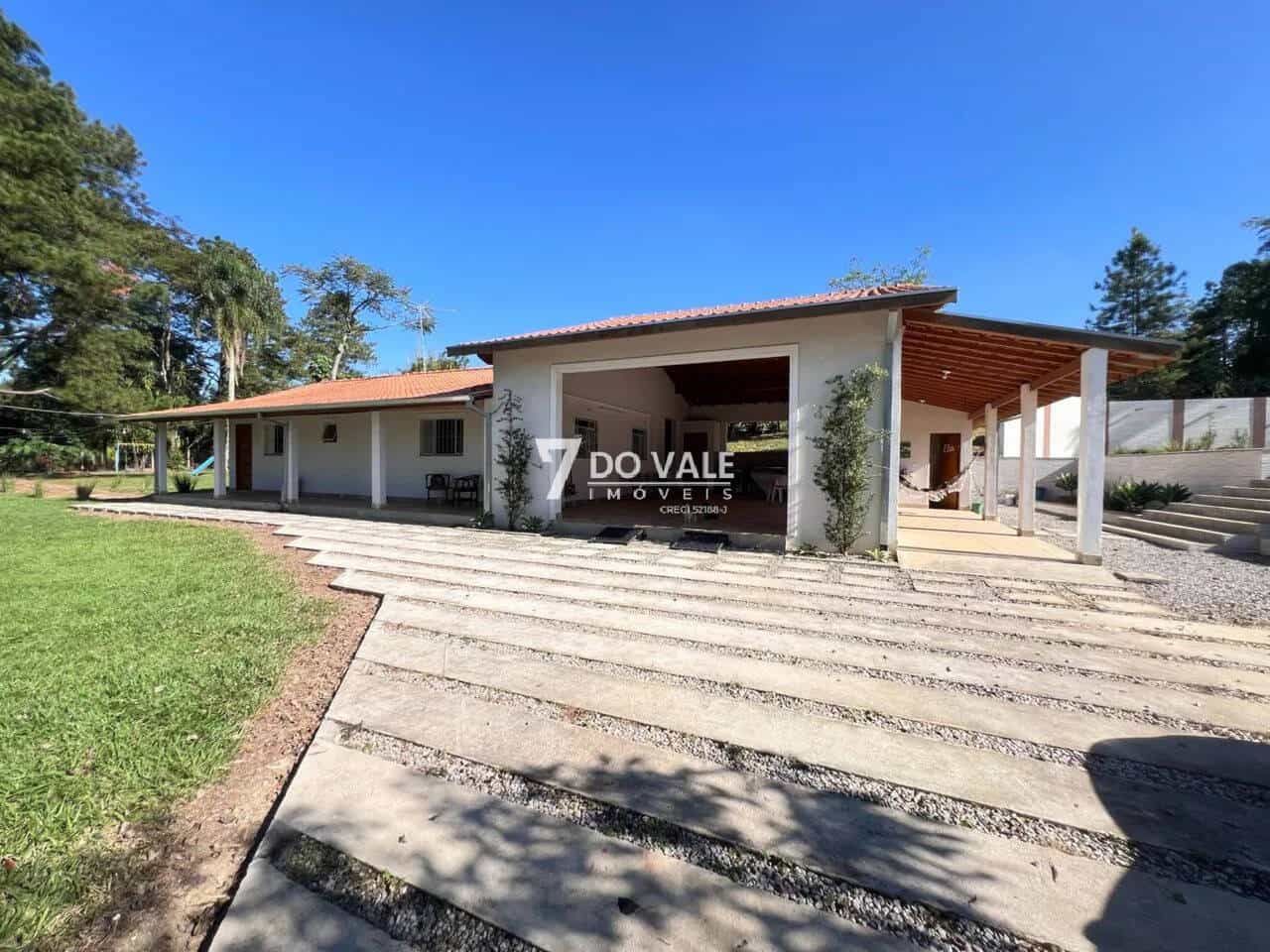 Foto 1 de Chácara em Caçapava com Piscina, Pomar e Área Gourmet Completa e Escritura.