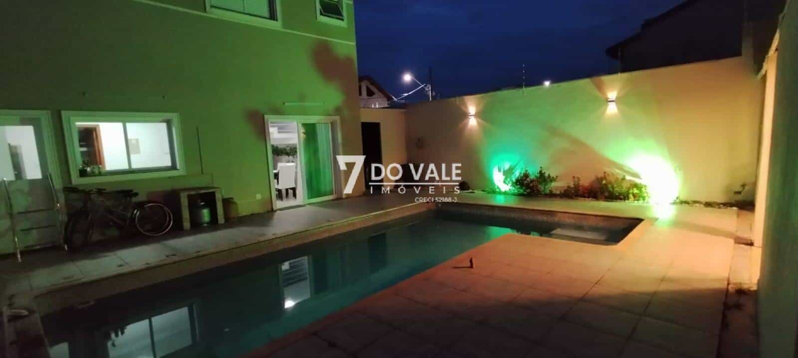 Foto 1 de Sobrado à venda | Villa Branca | 3 Dorm | 2 Suítes | Piscina | 250 m²