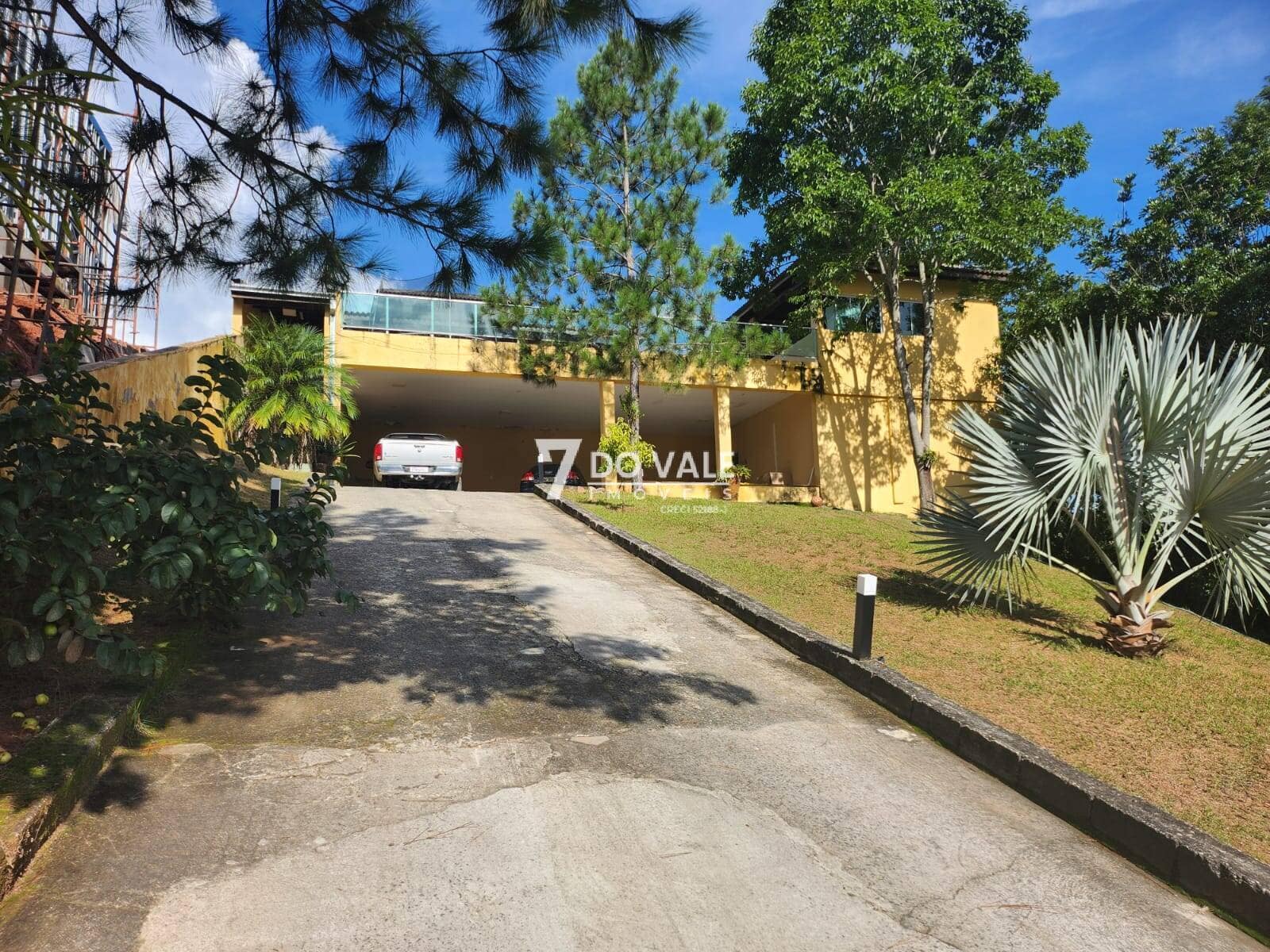 Foto principal de Vale dos Lagos | 3 Dormitórios (Suíte/Americanos) | 4 Vagas | 1.400 m²