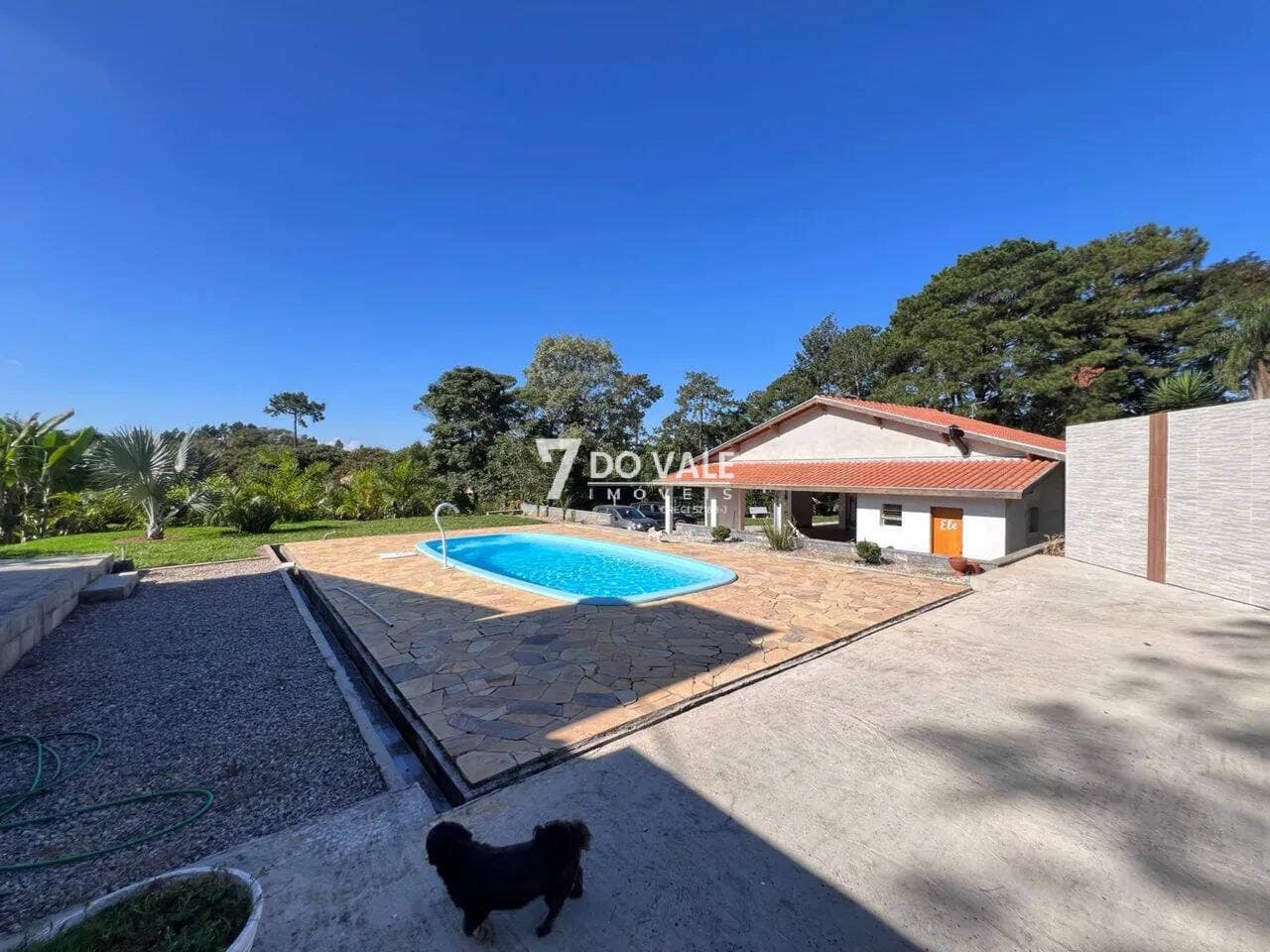 Foto 2 de Chácara em Caçapava com Piscina, Pomar e Área Gourmet Completa e Escritura.