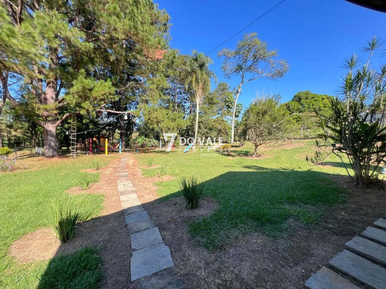 Foto 4 de Chácara em Caçapava com Piscina, Pomar e Área Gourmet Completa e Escritura.