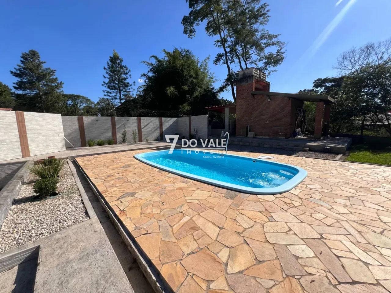 Foto 3 de Chácara em Caçapava com Piscina, Pomar e Área Gourmet Completa e Escritura.